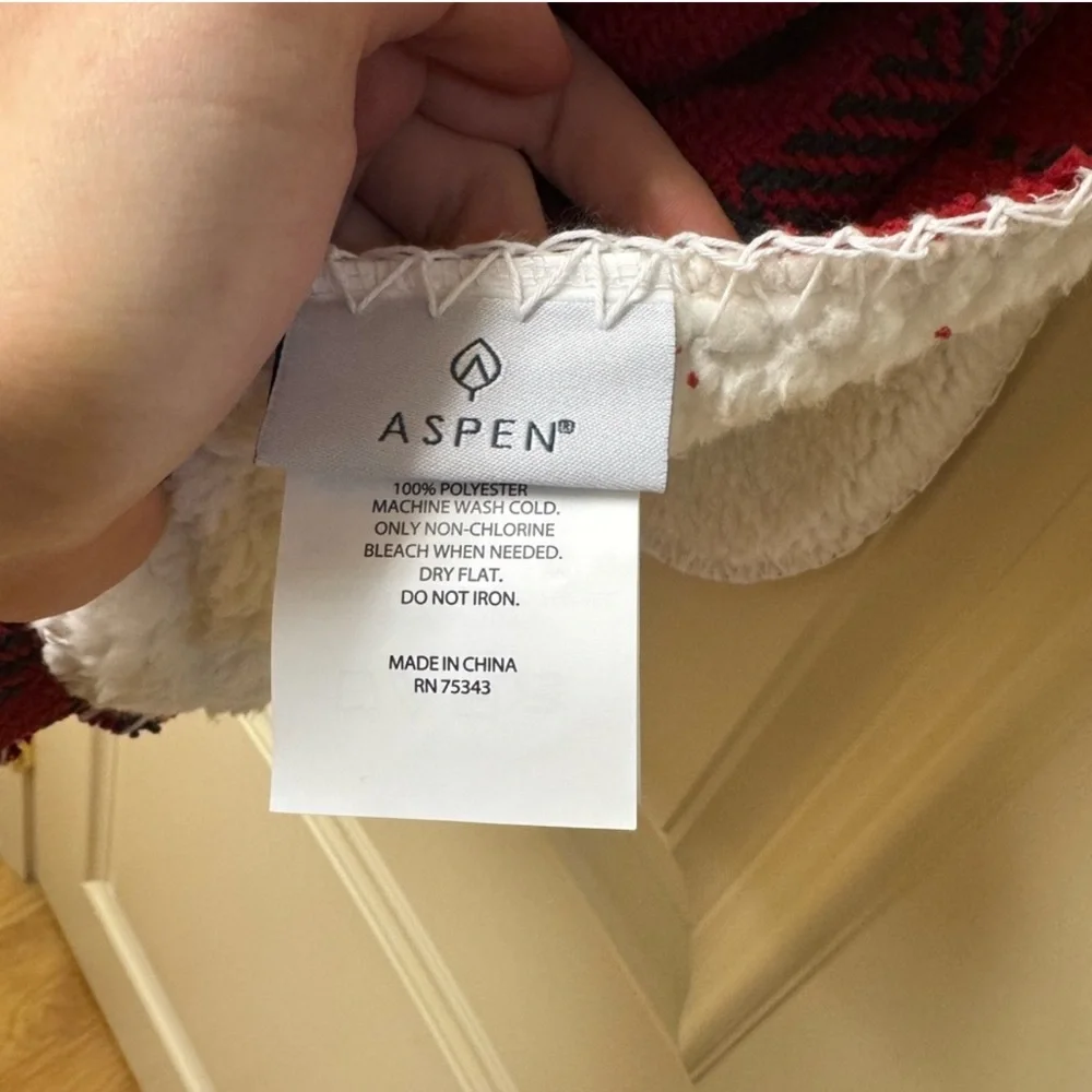 🚨MAKE AN OFFER🚨 Aspen Home Plaid Decorative Throw Blanket - Picture 3 of 4